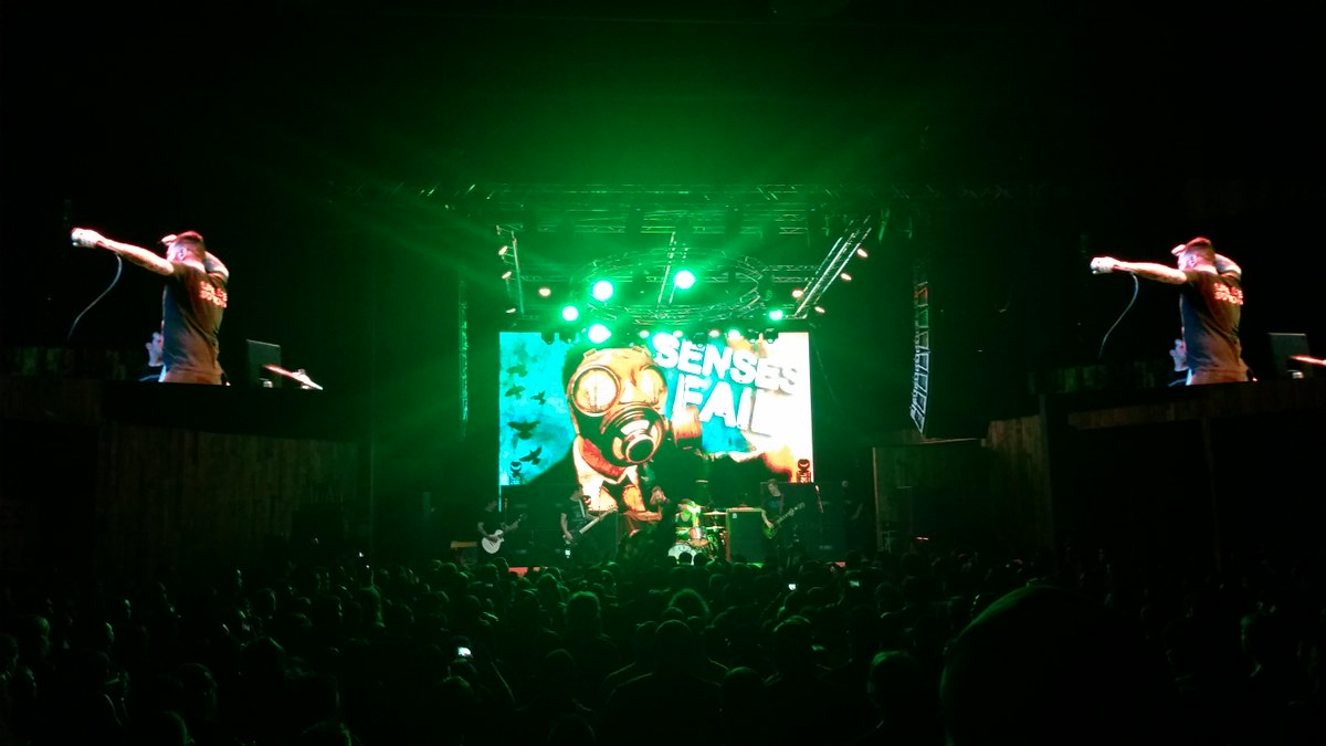 HiveLED's tweet photo. Stunning visuals at @GasMonkeyDallas  featuring @seawayband , @ManOverboardNJ , @SensesFail , and @BaysideBand http://t.co/aH49huUuVp
