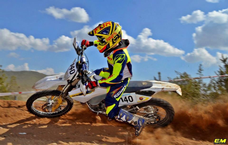 KennyRacing_es's tweet photo. En el Campeonato de Cataluña de Enduro se empieza a disfrutar del estilo Kenny http://t.co/o5QUXEbJEg