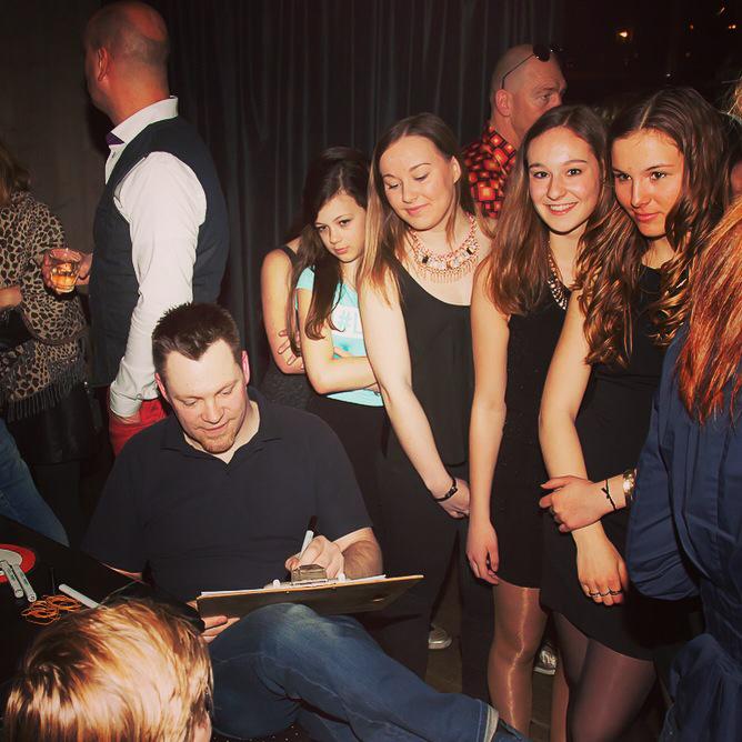 Ze stonden voor me in de rij! :) #sneltekenaar #portretartiest #feest Foto: <a href="/KIOMFOTO/">Rob Nijmeijer</a>