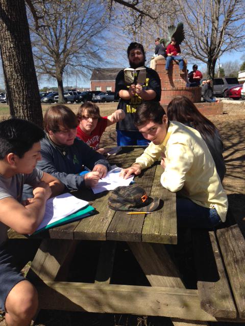 VHSCarmack's tweet photo. It's a beautiful day to read! #ToKillAMockingbird #Vinemont #CO2016 #hadtogoinearlybecauseweweretalking http://t.co/JD8ISVHhqC