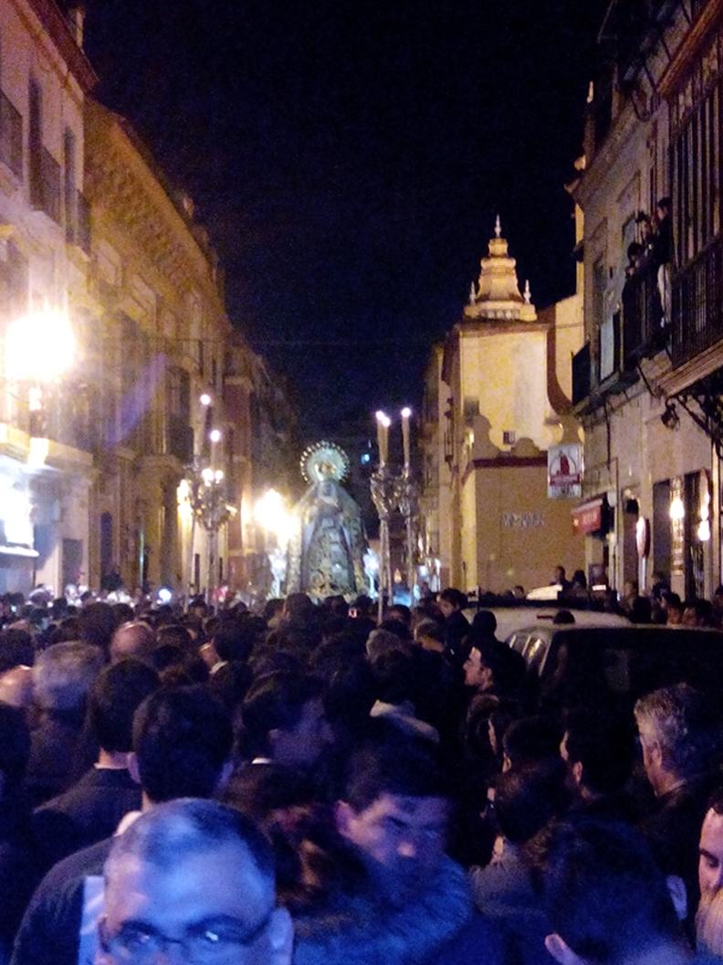 En estos momentos, la Esperanza de Triana avanza por la calle Pureza. #AsísevivelaCuaresma
