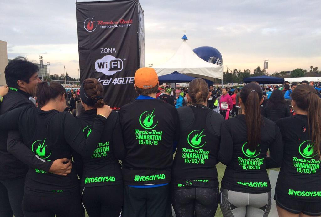 Bit_Halving's tweet photo. Orgullo total por todos los alumnos de la #familia54d que terminaron el 1/2 Marathon con grandes resultados #yosoy54d http://t.co/VgCYINBflG