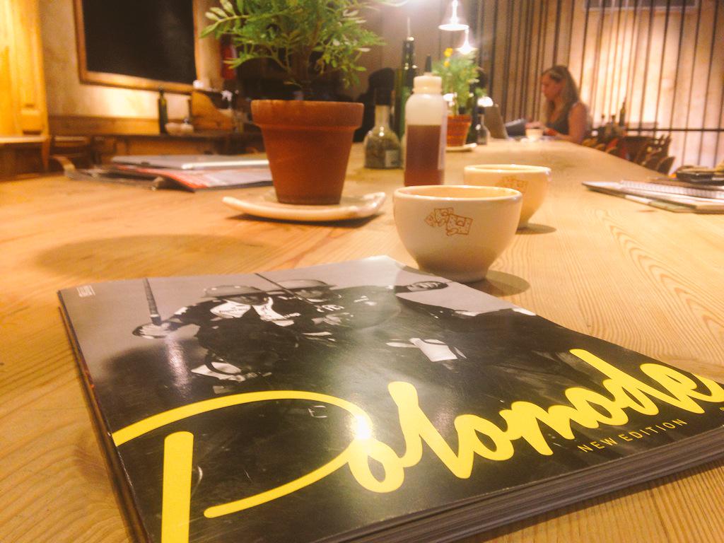 topcitiesmag's tweet photo. Leyendo @polomodemag en @lpqar #LePainQuotidien #polomode http://t.co/gCg8CgBCBd