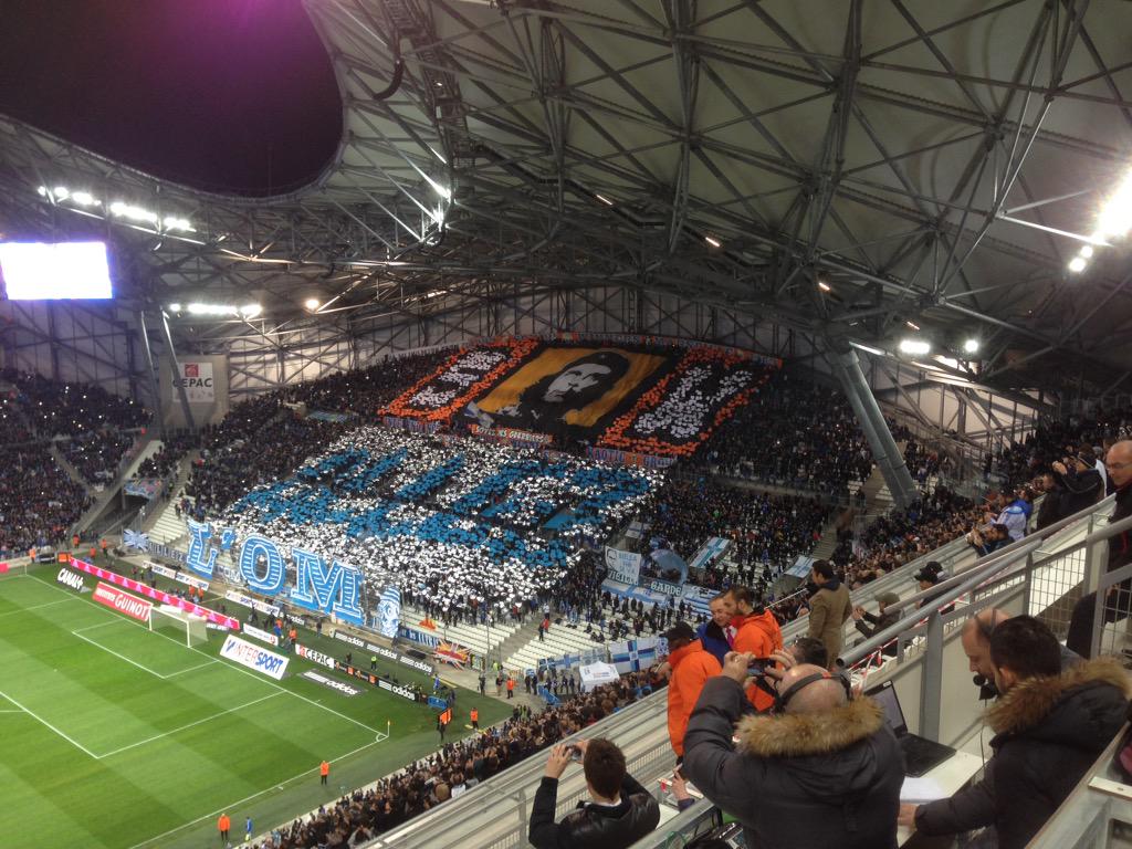 TeamOm25's tweet photo. Voilà un beau tifo !!!!✌🔵💗🔥 #TeamOM  #UnSeulOlympiqueIlEstMarseillais http://t.co/YonWQEtJjD
