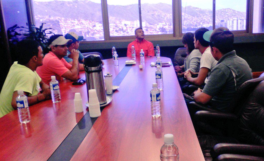 OficialINH's tweet photo. Hoy en reunión Dir. General del INH, ultimando detalles  sobre apertura de Escuela de Entrenadores de La Rinconada. http://t.co/UPV8OOchm0