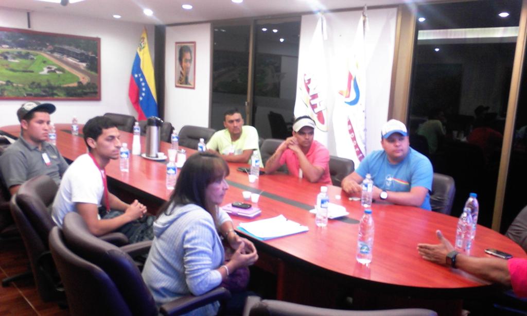 OficialINH's tweet photo. Hoy en reunión Dir. General del INH, ultimando detalles  sobre apertura de Escuela de Entrenadores de La Rinconada. http://t.co/UPV8OOchm0