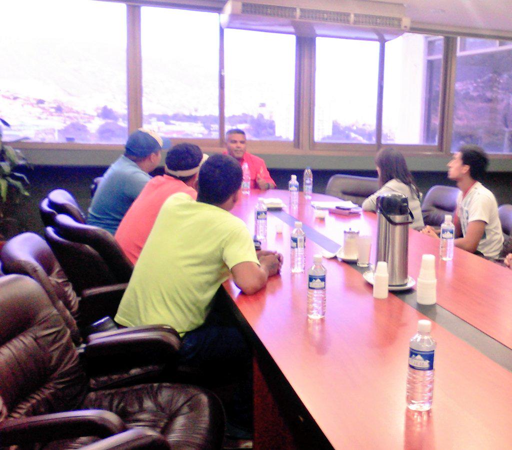 OficialINH's tweet photo. Hoy en reunión Dir. General del INH, ultimando detalles  sobre apertura de Escuela de Entrenadores de La Rinconada. http://t.co/UPV8OOchm0