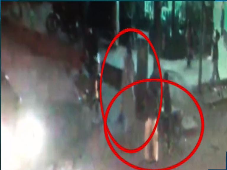 SAMAATV's tweet image. #Video: #CCTVfootage of #gunattack on #police in #Karachi, #AramBagh

Watch: bit.ly/1DtvBjC