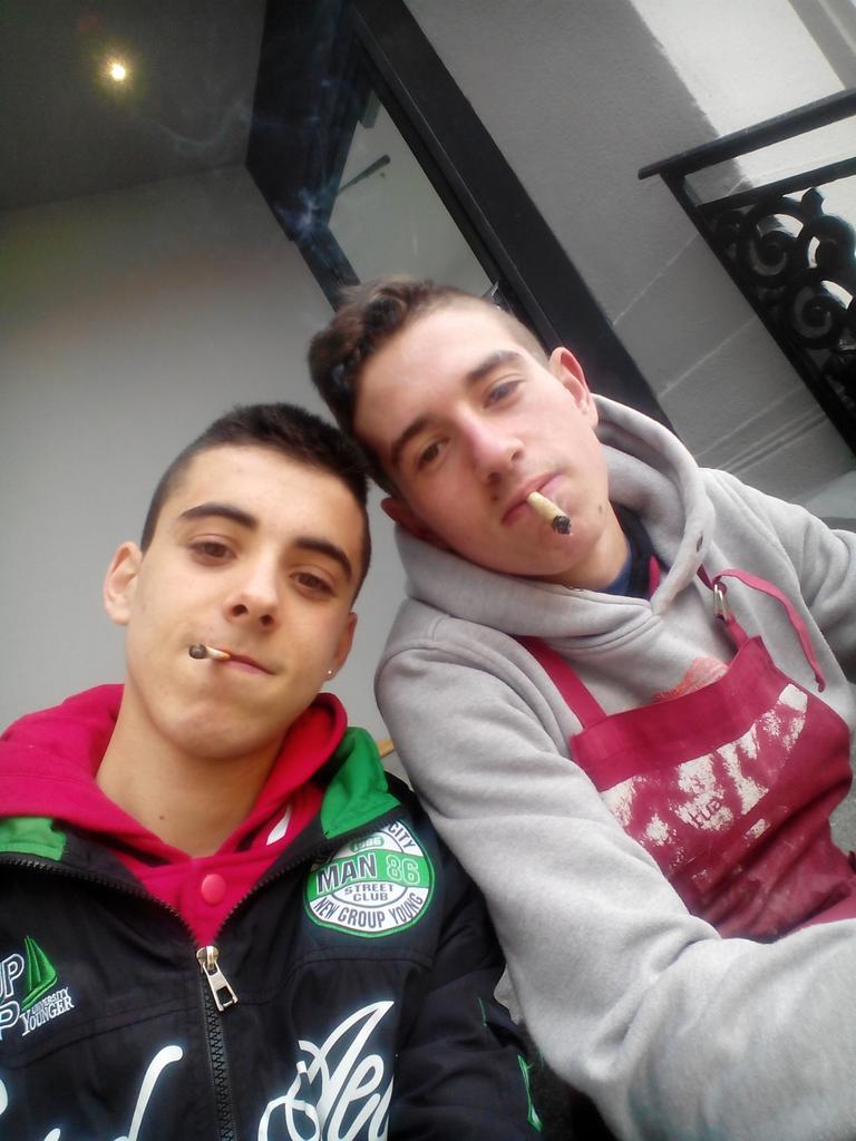rojo_jon's tweet photo. en el barrio con la mejor compañia;) http://t.co/czw79lVnPq