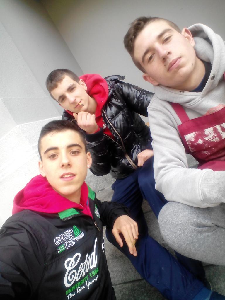 rojo_jon's tweet photo. en el barrio con la mejor compañia;) http://t.co/czw79lVnPq