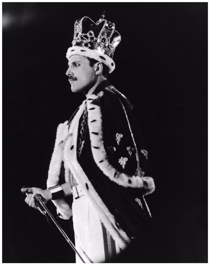 MusicTimeIine's tweet photo. Freddy Mercury at Wembley Stadium, 1986 https://t.co/8akoN4hnYC