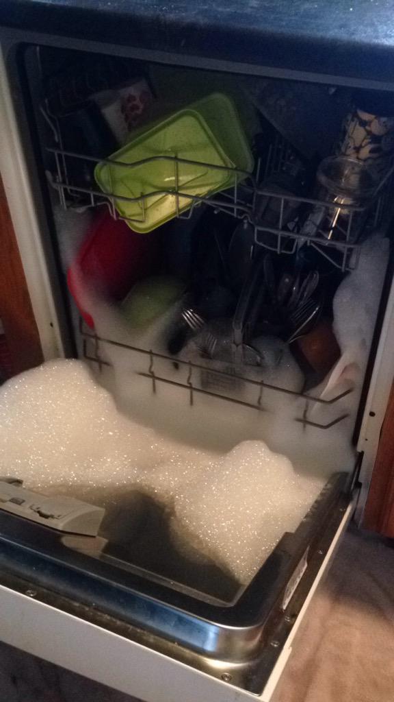 ColeWorldd's tweet photo. Carly thought dish soap would work just as good 😂😂😭😂 http://t.co/LmwLJa1C5o