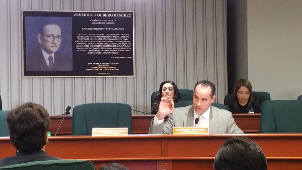 CamaraConPR's tweet photo. En su turno de preguntas a los deponentes el representante @Tonysoto51. #PC2329 http://t.co/xhNN5yQV5B