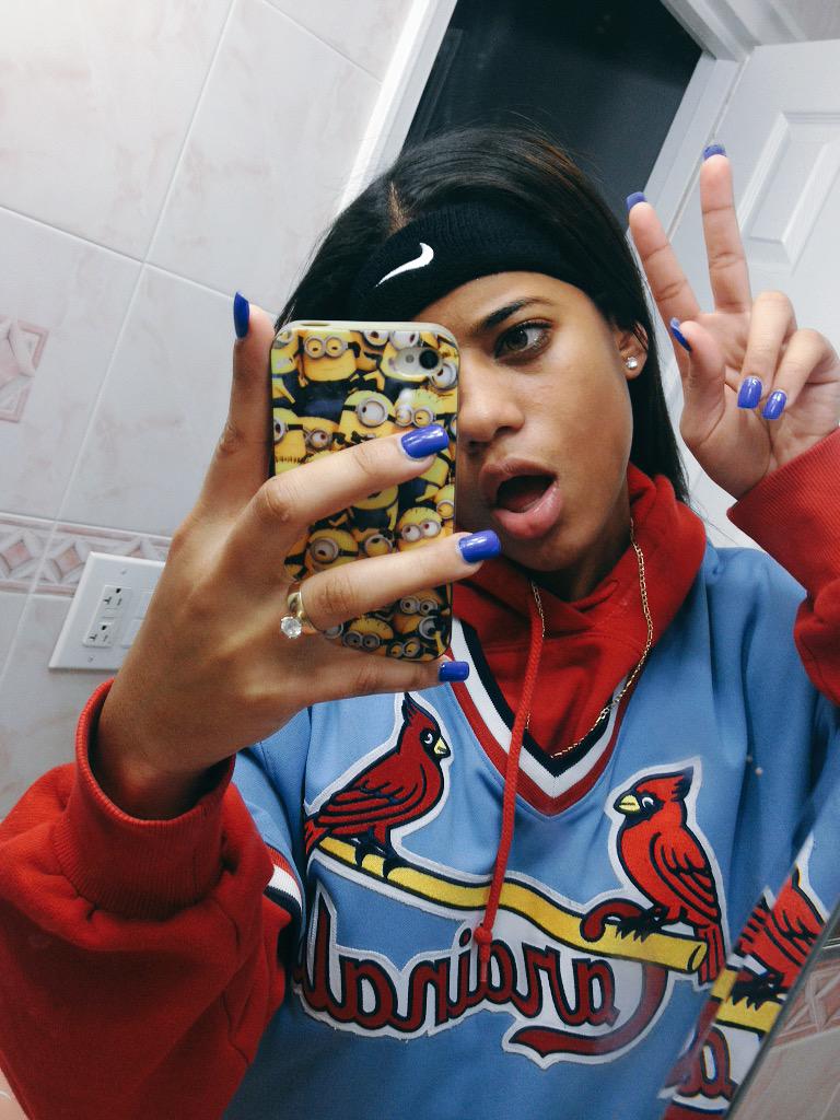 _infiniteburger's tweet photo. Cooling 😭😂😘 #Nike http://t.co/ThpEYwZVsA