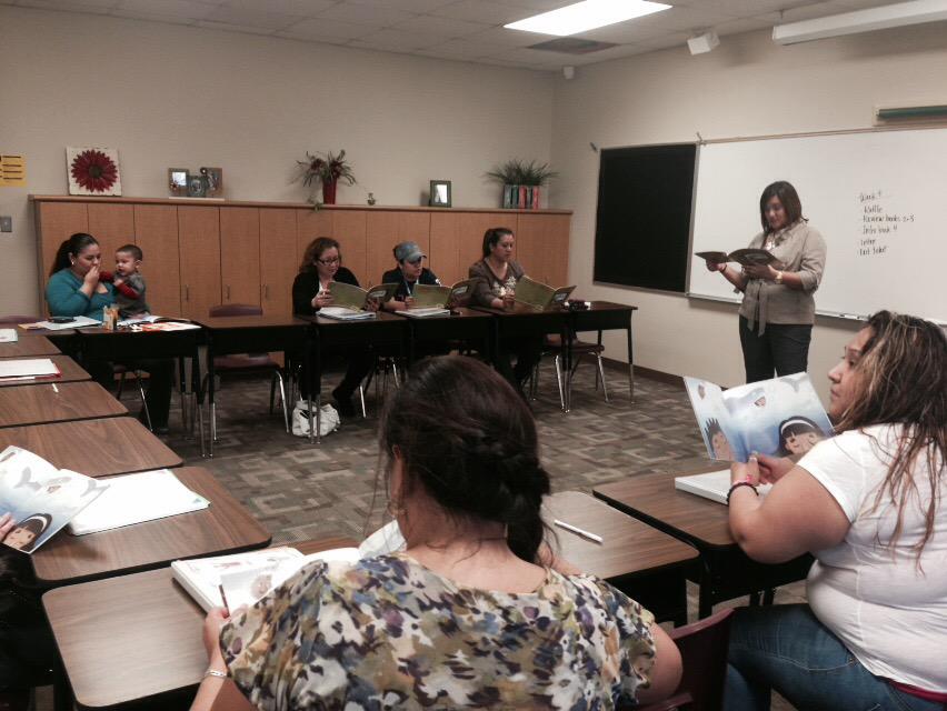 kari_abrams's tweet photo. Read aloud in Spanish and English! #fllp @7HillsNISD @PrairieViewES http://t.co/65E7McZ3wl