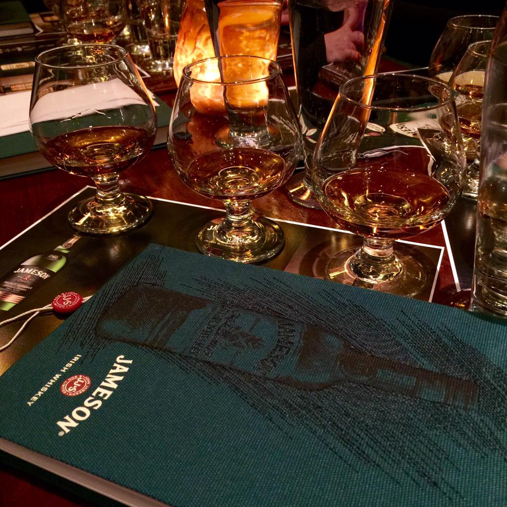 Dégustation de #Jameson ce soir au Hurley's Irish Pub! On se met dans l'ambiance de la #StPatrick w/<a href="/JamesonLife_QC/">Aisling Cullen</a>!