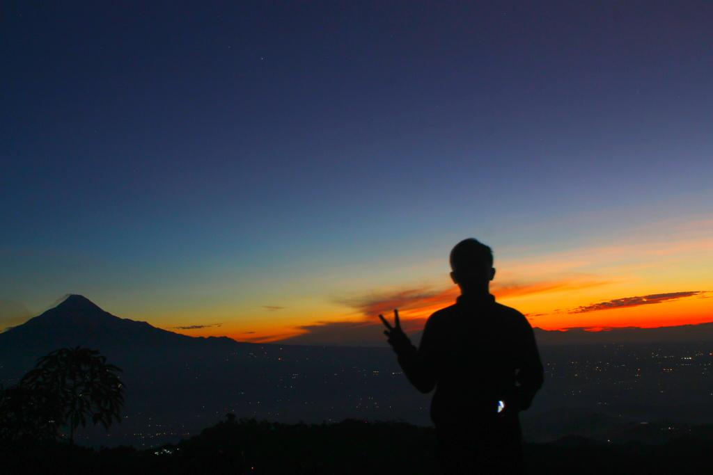Ni ton"<a href="/GuyonWaton/">ꦒꦸꦪꦺꦴꦤ꧀ꦮꦠꦺꦴꦤ꧀</a>: Selamat pagi, coba sini minta foto sunrise mu ~"