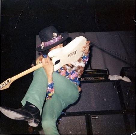 MusicTimeIine's tweet photo. Classic Hendrix. https://t.co/7q9qNYjXzc
