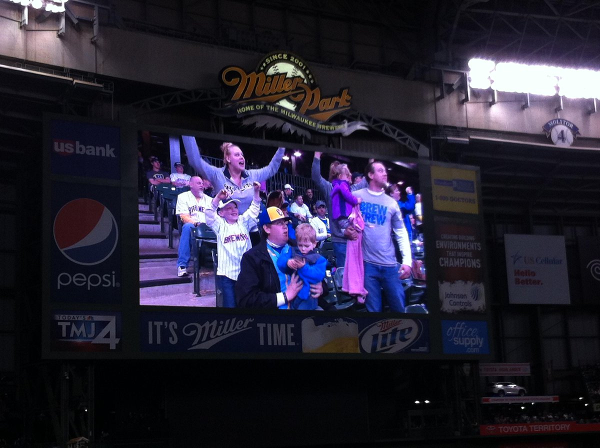 jalfwi's tweet photo. Miller Park is almost ready for 2015 baseball. Are you ready to be on the Scoreboard?! 4/21/15 http://t.co/7DiC3D2SnO http://t.co/sgXGUzXppX