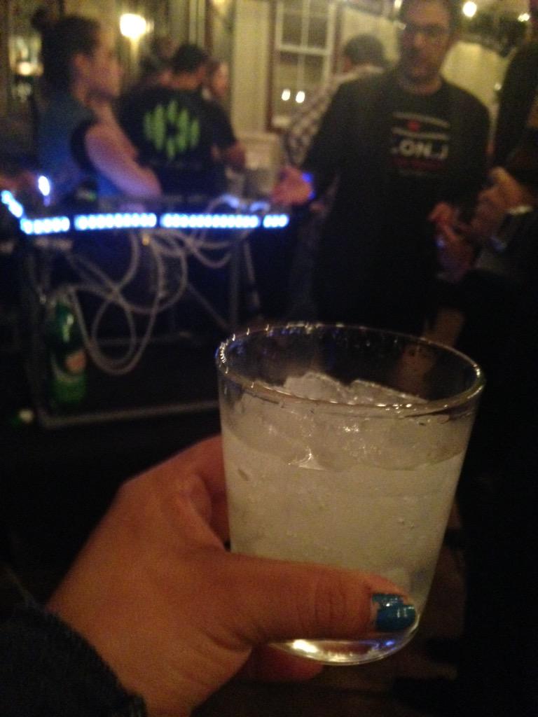 rockgirl21's tweet photo. @drinkiebot thanks for the gin and tonic! W/@CylonJS #inteldevtech http://t.co/3iWSHYRdIB