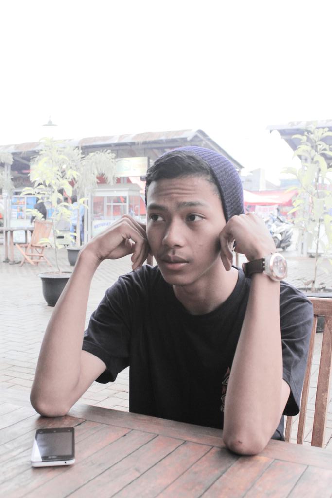 ronyrevenge's tweet photo. Kenapah?? http://t.co/txTaA8Mqgf