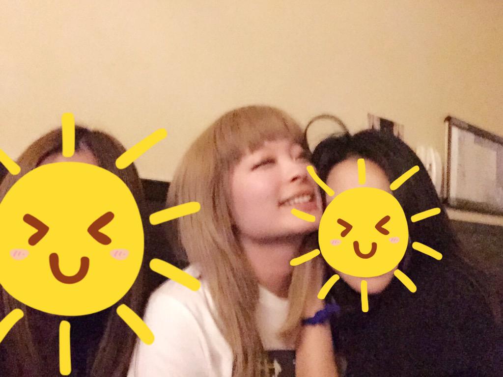 きゃりーぱみゅぱみゅ 昨日は小学校の同級生達とのカラオケしてきた 大体の写真ずっとこんな顔してる 酔い Http T Co Rzsinlcqn8 きゃりーぱみゅぱみゅ 昨日は小学校の同級生達とのカラオケしてきた 大体の写真ずっとこんな顔してる 酔い Http T Co Rzsinlcqn8