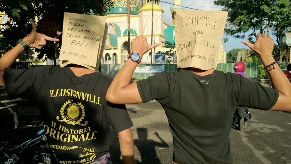 Di depan bangunan Megah di Kota Mataram, kami berdiri Tegak, kami tolak Reklamasi bali,