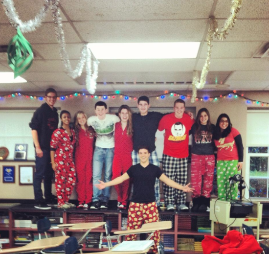 bridget_murfee's tweet photo. You'll never find a happier group of students that Tuxedo High Schoolers #SaveTuxedo #TwoCommunitiesOneSchool 🔴⚫️🔴⚫️ http://t.co/pegdZaDJi7