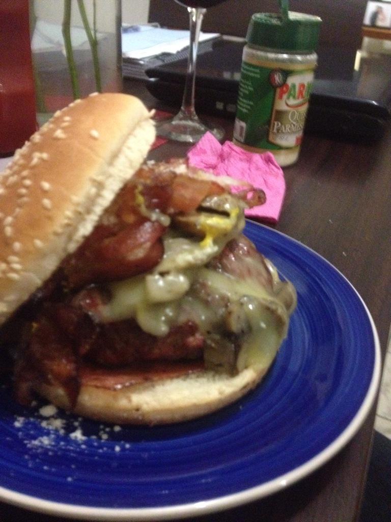 JmaPlacios's tweet photo. Ahora si pudiste guardar silencio @mikiin ,#burger #bro http://t.co/QtognmvhZj