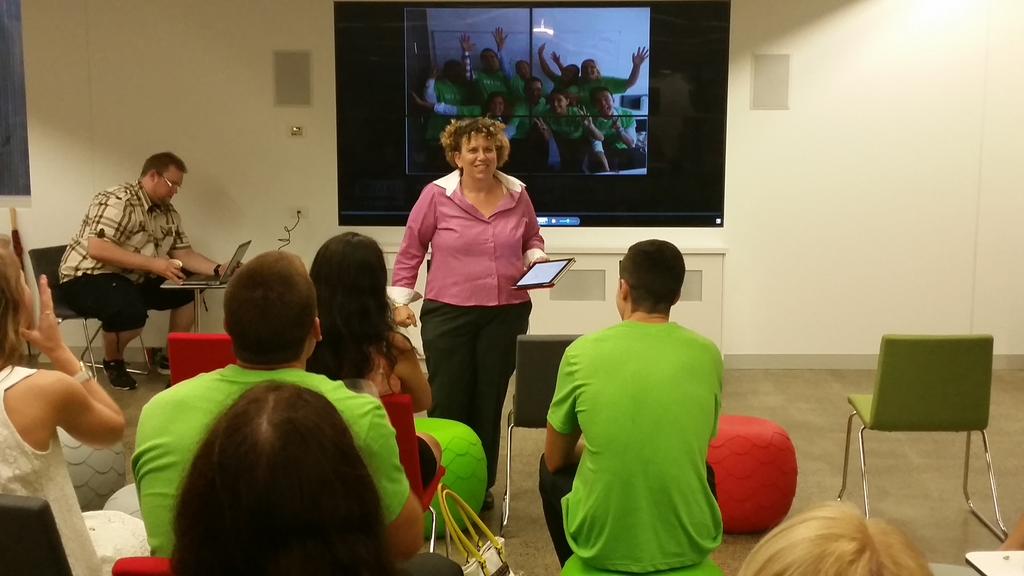 dragonhub_UOW's tweet photo. Our awesome leader doing her thing! #playingtowin #gottagetheratardis @keens_keen @AnneMareeCurren @GreenDragonFell http://t.co/PTJaAxuTeJ