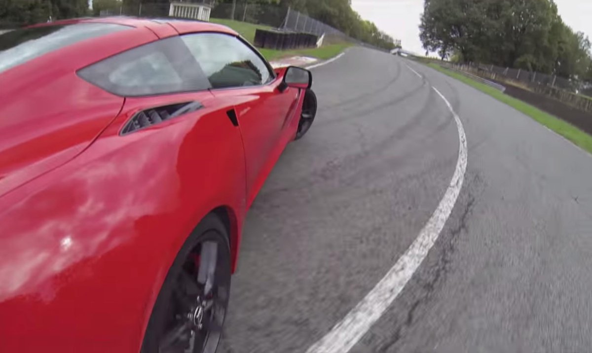mygtfr's tweet photo. La Corvette C7 Stingray confiée au @GarageDesBlogs le temps d'une glisse :) #gdbfr http://t.co/Zghn2qCQdb http://t.co/ZqMjqbXa12