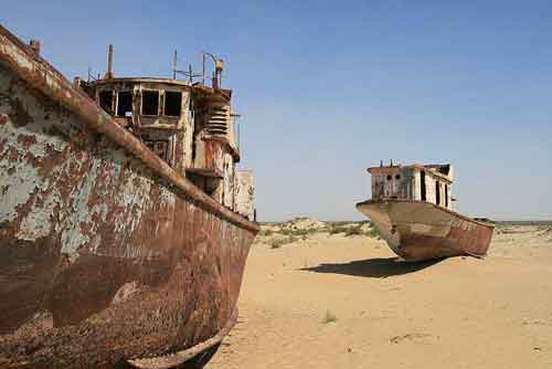 Chasqueante's tweet photo. Descubre por qué todos estos barcos están en mitad del desierto:
http://t.co/fQssBa200i http://t.co/MvjR31WL79