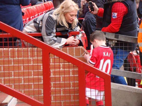 brfootball's tweet photo. Wayne Rooney's 5-year-old son Kai is already signing autographs #MUFC http://t.co/QHxISa0s7J http://t.co/56rd5KRdZh