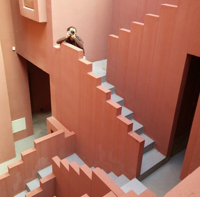 En #LaMurallaRoja, edificio nonsense de <a href="/ricardobofill/">Bofill Arquitectura</a>. Rodando con <a href="/nachoxalegre/">Nacho Alegre</a> y <a href="/agz_oficial/">Agorazein</a> x @ReebokClassicES