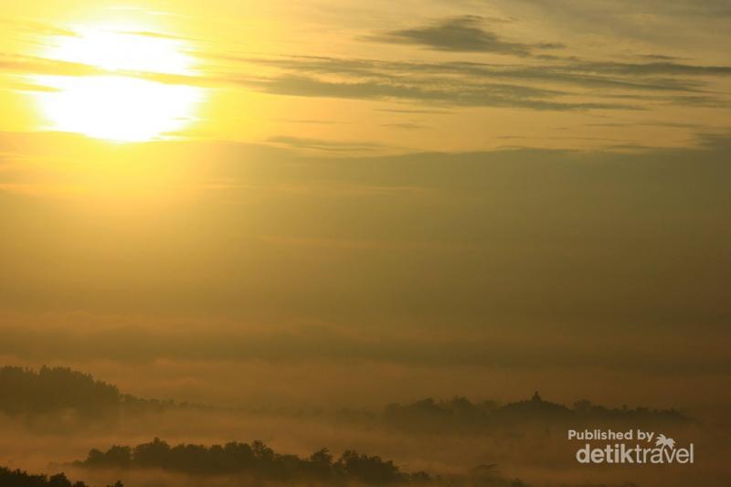 Dari Tempat Ini, Borobudur Terlihat Bagaikan Negeri di Atas Awan detik.id/6NSLus via @detiktravel