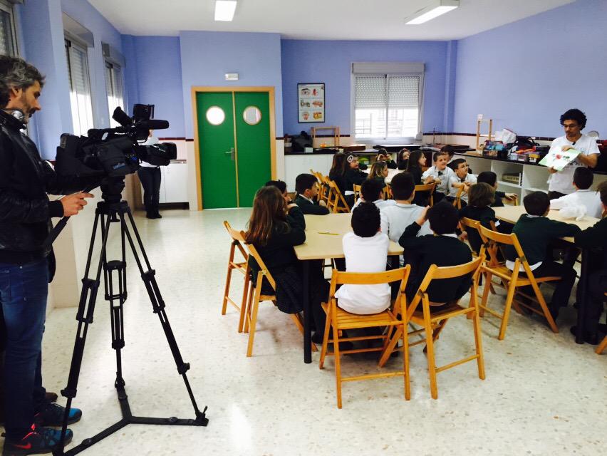 MahatmaArq's tweet photo. @OndaAzulmalaga grabando esta mañana nuestros #talleres #mahatmaliliput en CEIP Padre Jacinto @FDEVictoria @DiarioSUR http://t.co/H5jSDFUIkw