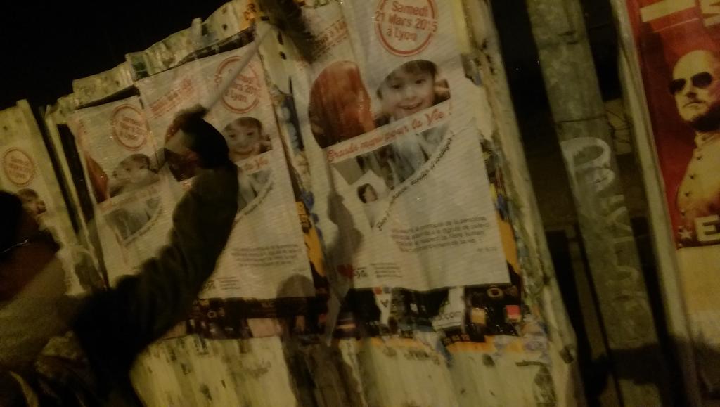 enfantdterreaux's tweet photo. On nous a passé ça.

Ça colle sur Lyon, à priori.

#21Mars
#JAimeLaVie

Rendez vous samedi, place Bellecour. http://t.co/sUqhUMjFH3