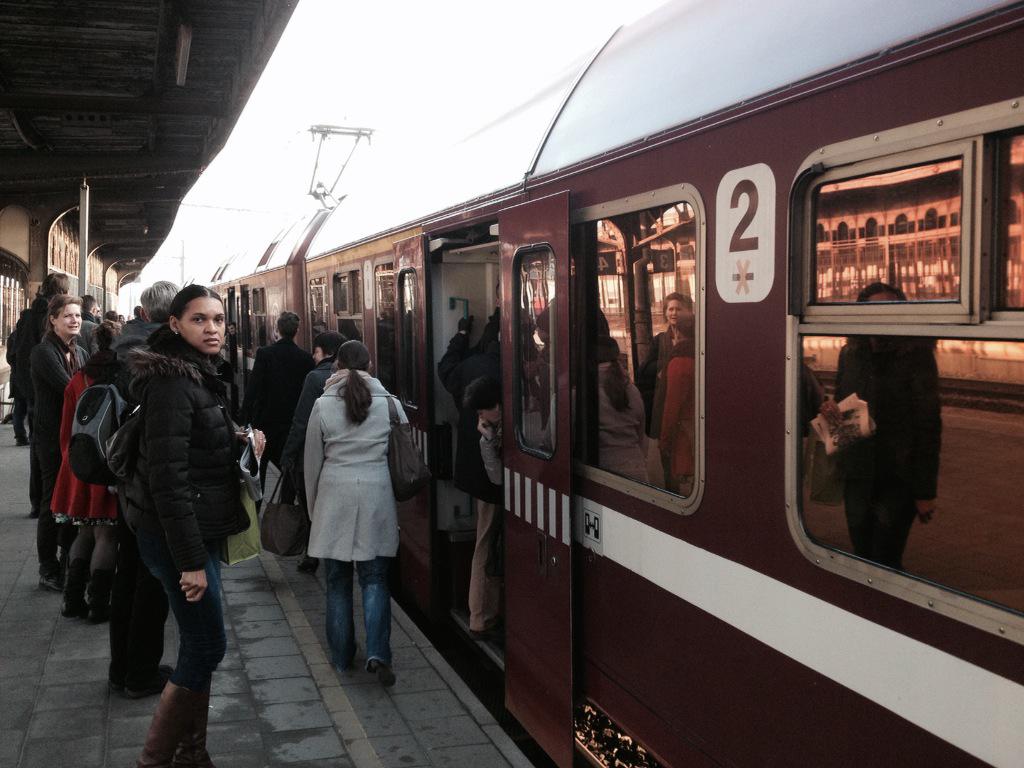 overvolle trein lijn 26: minstens 30 man blijft achter in vilvoorde. wanneer beterschap <a href="/NMBS/">NMBS</a>?