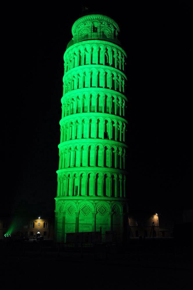 IrelandEmbGB's tweet photo. Fantastic #GlobalGreening for #StPatricksDay in Rome, Pisa and Beijing! http://t.co/dDXZvflmkU