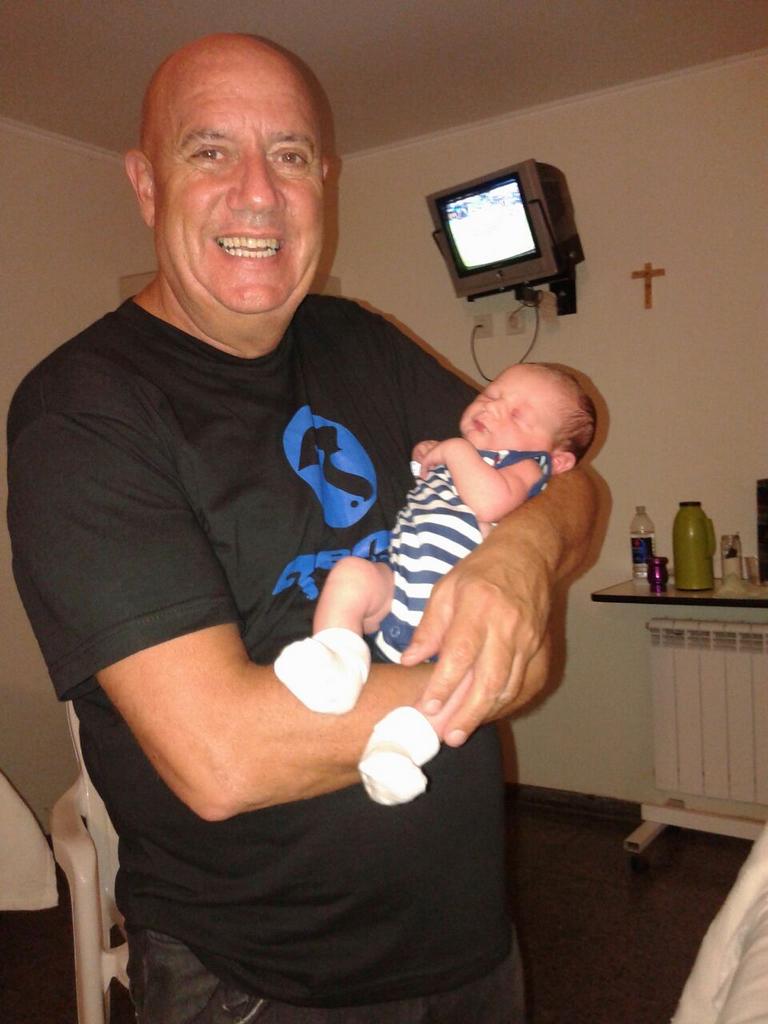 charly_pela's tweet photo. El mejor regalo de cumpleaños q me dio la vida...gracias juliet y bienvenido constantino ..futuro coordinadorrrrrrrr http://t.co/skltufRoF0