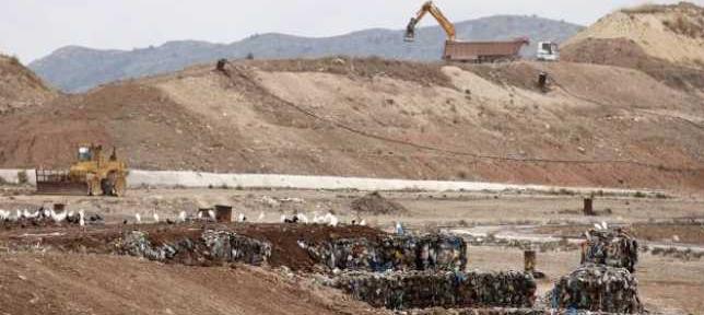 informacion_es's tweet photo. Descubren el cadáver de un bebé oculto entre la basura del vertedero de Villena 
http://t.co/xn5b0blo1F http://t.co/lEwvtD60aV