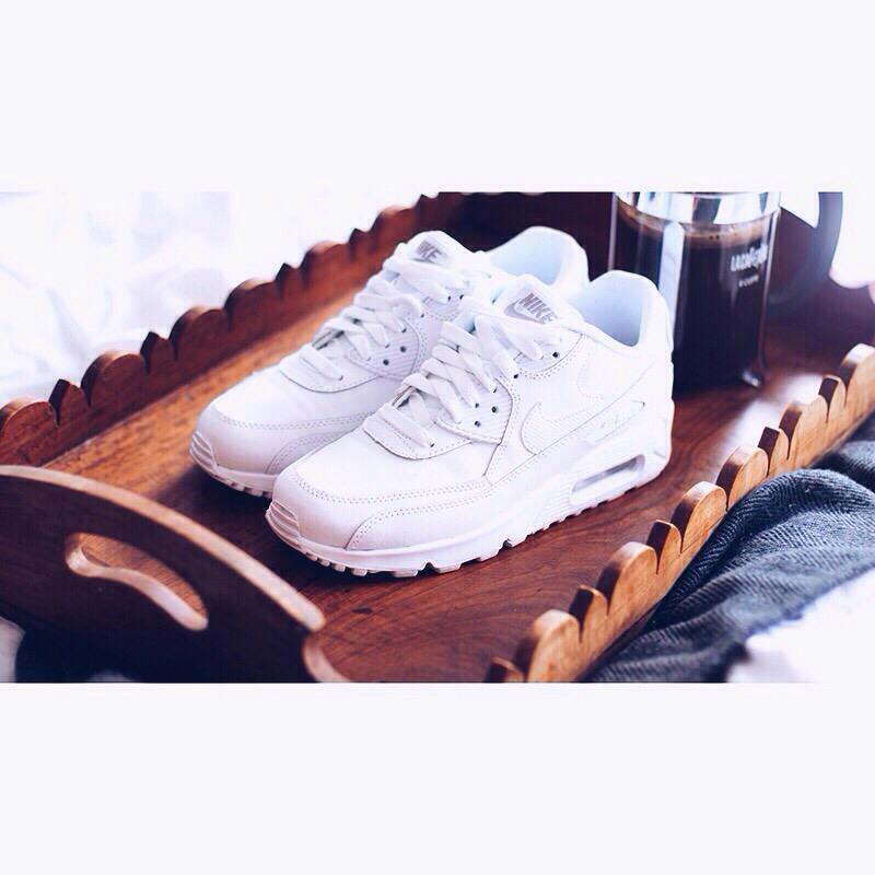 TheHamAndRat's tweet photo. @niinemae knows how to do breakfast in bed! Strong black coffee and a fresh pair of air max. http://t.co/34bcCSeG76