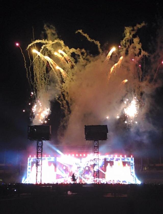 1_Direction40's tweet image. The one direction concert was awhile ago but i love this photo so you guys should forgive me 😘💘🌈😘 @NiallOfficial