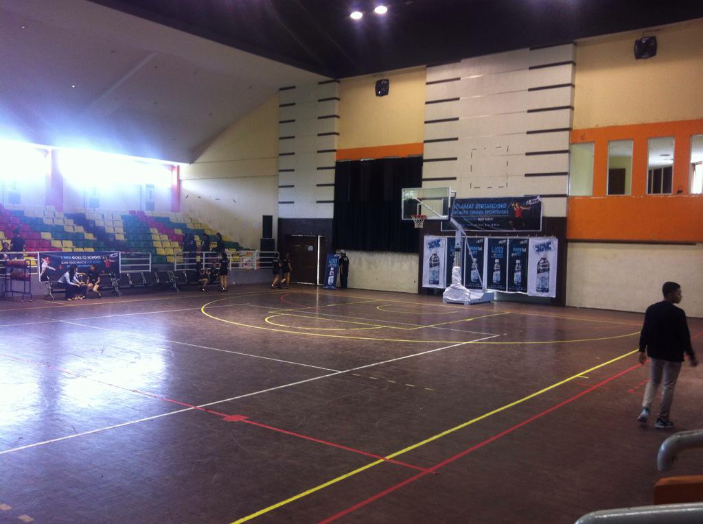 LMenPekanbaru's tweet photo. Acara udah mau dimulai ni, siapa ni yang hadir di Gor Tribuana? http://t.co/0w9pdtOWEM
