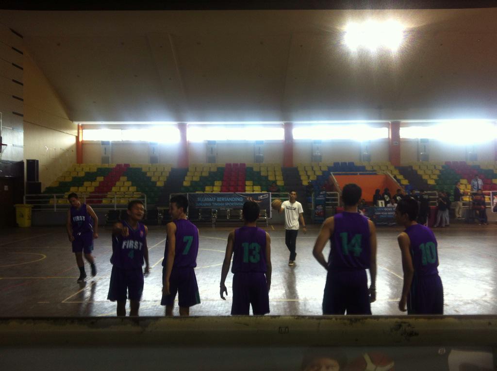 LMenPekanbaru's tweet photo. Team Basket SMA 1 Pekanbaru sudah mulai melakukan Pemanasan. #8YouthFest http://t.co/NFkMJJMgyA