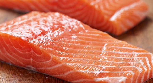 CSIC's tweet photo. Así tiñen los salmones de granja para que su carne se vea rosa, no gris. http://t.co/u53uwvFqa6 v @Gizmodo http://t.co/1iLlfIx517
