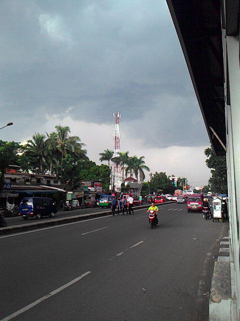 DemondQuquy's tweet photo. Hati2 tos mendung pi hujaneun tkp.batununggal @infobdg http://t.co/OxLUA16V6c