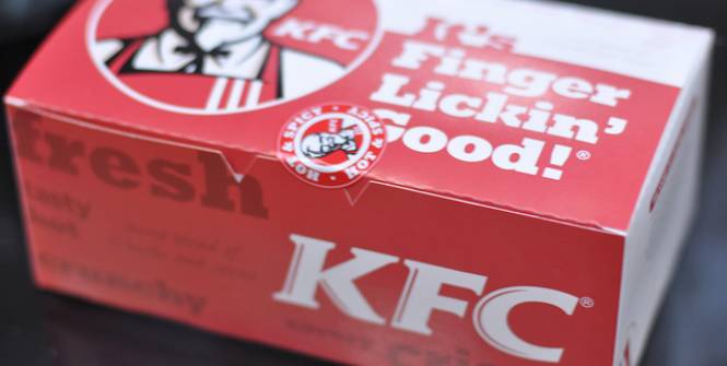 lequipe's tweet photo. Le Bhoutan, pire équipe du monde, fête sa première victoire depuis 2005 au KFC http://t.co/OYLKKKEoeF http://t.co/vfLoQmCfME