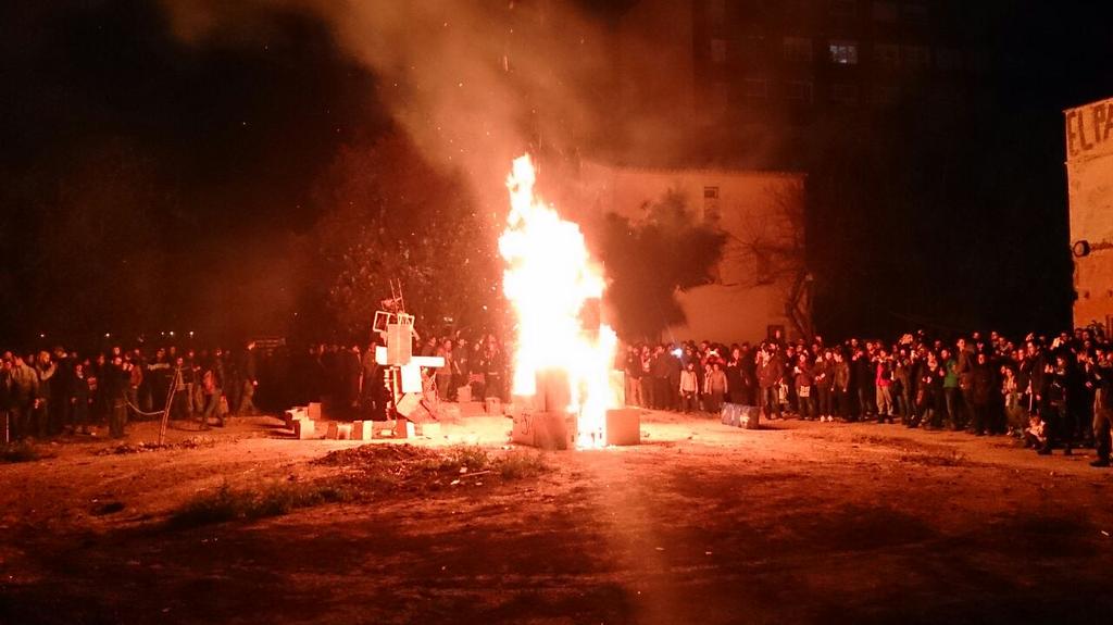 CS_Terra's tweet photo. Impressionant fi de festa anit! Gràcies infinites per haver fet tan especial la #FallaDelTerra, gent. #Inoblidable http://t.co/yYVEBW4N39