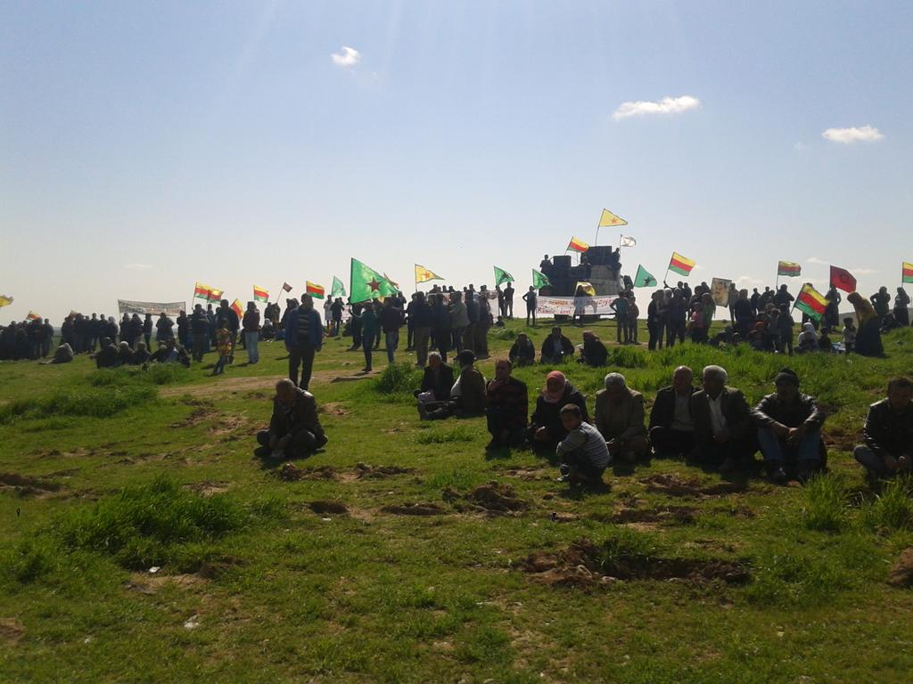 kizilordurojava's tweet photo. #Kobane 
Sınır bir halkı engelleyemez!
Bijî Newroz! http://t.co/crMCqdasLu